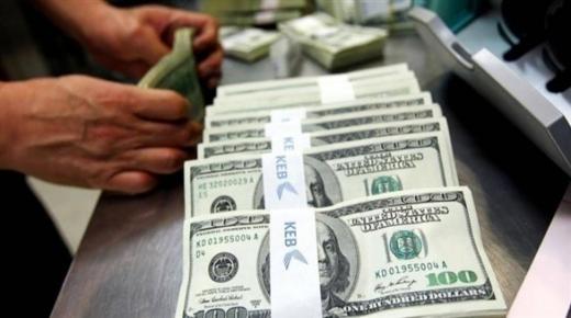 الدولار يواصل ارتفاعه انتظاراً لبيانات اقتصادية أمريكية