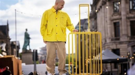 بحقيبة حديدية… فنان روسي يلقي الضوء على محنة اللاجئين