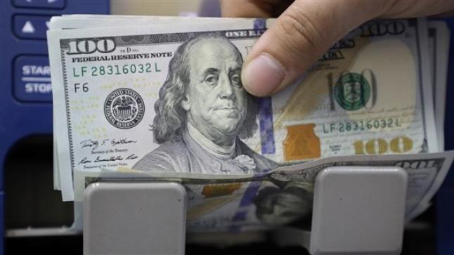 الدولار يتراجع عن أعلى مستوى في عقدين