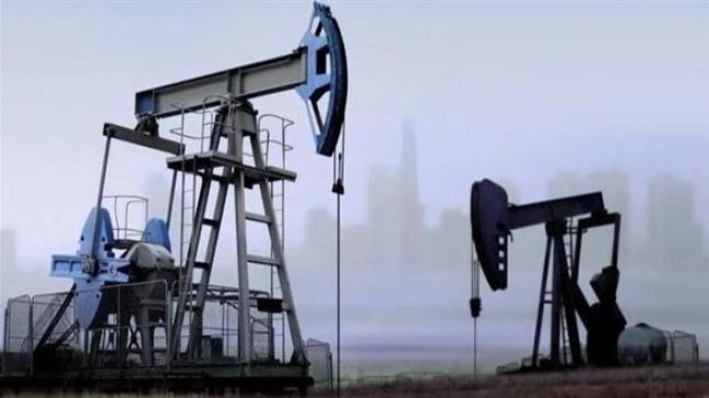 النفط يتراجع مع توقع تأثر الطلب على الوقود بالتضخم