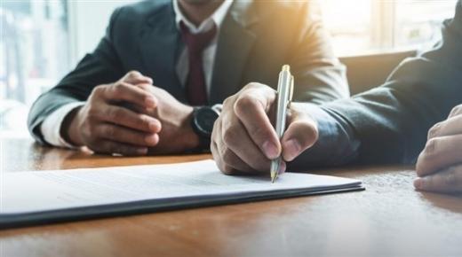 5 حالات تجيز للموظف الحصول على تصريح عمل جديد في الإمارات