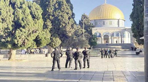 مئات المستوطنين يقتحمون الأقصى والاحتلال يعتدى على المصلين