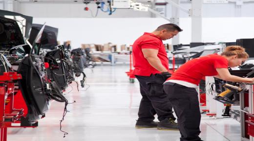 تسلا تخفض القوى العاملة لديها بنسبة 10 في المائة على مدى 3 أشهر