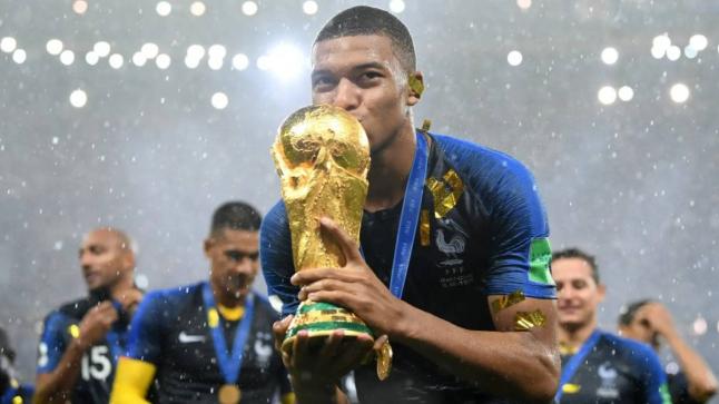 شرطة فرنسا تطيح بضابط بعد تلقيه تبرعاً من مبابي… التقاعد المبكر كان الجزاء.