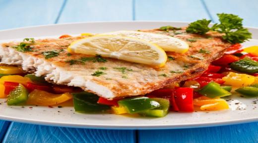 فيليه السمك المشوي مع الفلفل الملون للرجيم
