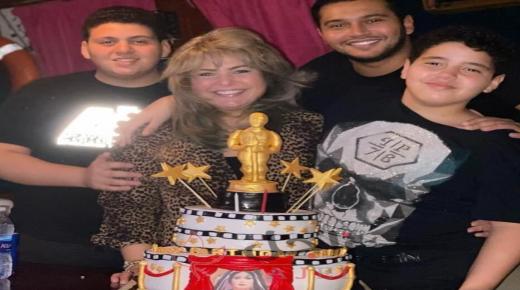 بكعكة الأوسكار احتفلت صابرين بعيد ميلادها ال 54