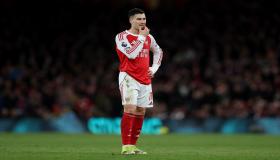 جدل في كأس إنجلترا .. لاعب أرسنال يعتدي على الحكم ويتعرض للعقاب