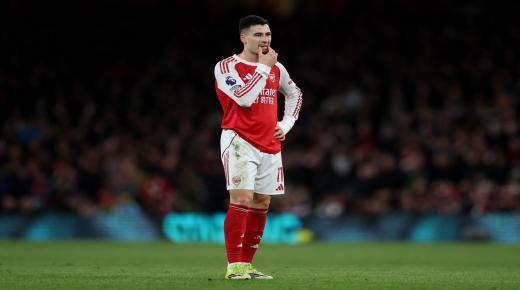 جدل في كأس إنجلترا .. لاعب أرسنال يعتدي على الحكم ويتعرض للعقاب