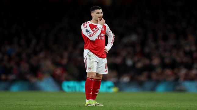 جدل في كأس إنجلترا .. لاعب أرسنال يعتدي على الحكم ويتعرض للعقاب