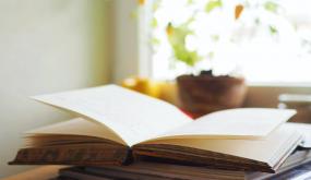 الدماغ يدمج قصص الكتب الورقية أسرع من الرقمية