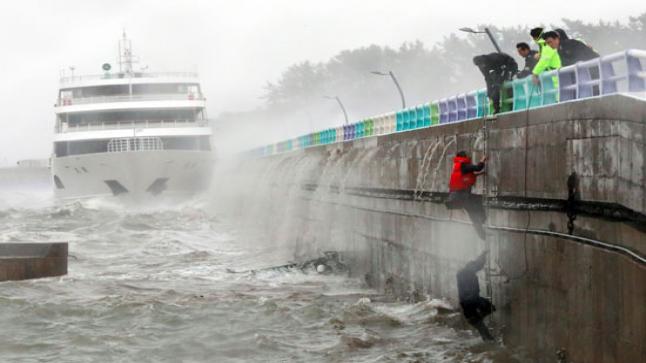 فقدان طاقم سفينة جرّاء العاصفة «تشابا» في هونغ كونغ