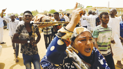 قادة الاحتجاج في السودان يدينون القمع ويحملون العسكريين مسؤولية الضحايا