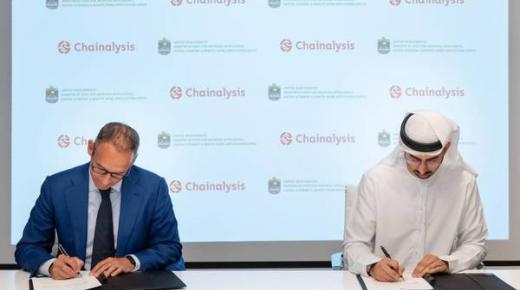 العلماء: حكومة الإمارات تتبنّى التكنولوجيا المتقدمة أساساً للتطوير