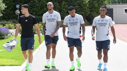 مدرب أرسنال يفرض الإنجليزية في غرفة الملابس