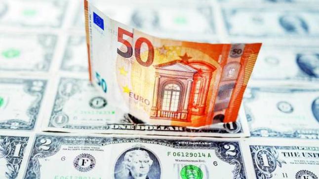 اليورو يتراجع متأثراً بالأزمة السياسية الإيطالية