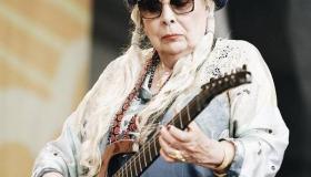 بعد إصابتها بشلل..جوني ميتشل تعود لإحياء الحفلات