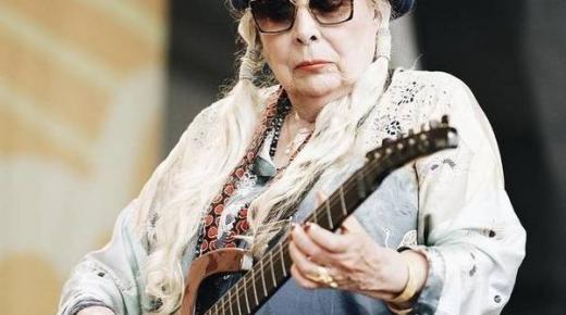 بعد إصابتها بشلل..جوني ميتشل تعود لإحياء الحفلات