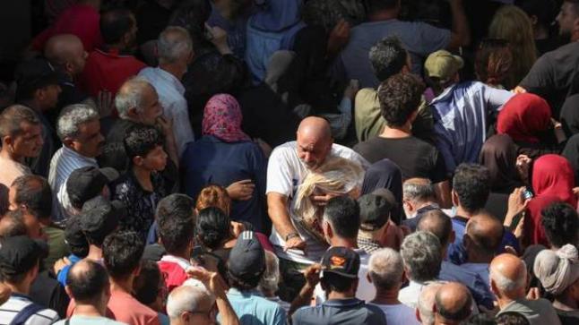 طوابير اللبنانيين تمتد أمام الأفران للحصول على الخبز