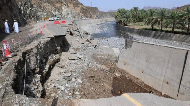 عمان.. سيول الأمطار تلحق أضراراً بالطرقات والمركبات والبنى التحتية
