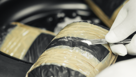 جمارك أبوظبي تضبط 2051 غرام كوكايين مخبأة في حقيبة مسافرة