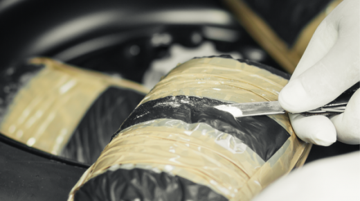 جمارك أبوظبي تضبط 2051 غرام كوكايين مخبأة في حقيبة مسافرة