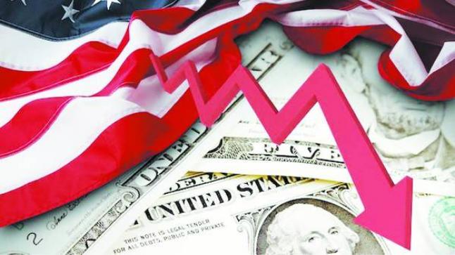الدولار يتراجع مع ترقب المستثمرين بيانات التضخم