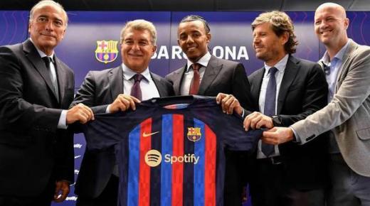 برشلونة يسارع الخطى لتسجيل مدافعه كونديه قبيل الاستحقاقات