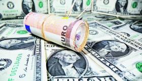 اليورو ينخفض تحت عتبة الدولار للحظات