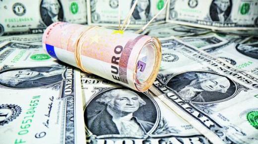 اليورو ينخفض تحت عتبة الدولار للحظات