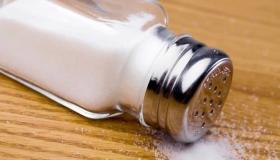 «جرام ملح» يمنع ملايين الإصابات بالسكتة الدماغية والنوبات القلبية