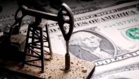 أسعار النفط تنخفض بعد صعود 4% لمخاوف خفض إنتاج أوبك+