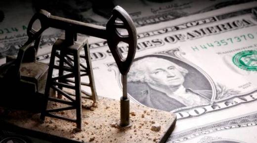 أسعار النفط تنخفض بعد صعود 4% لمخاوف خفض إنتاج أوبك+