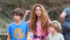 شاكيرا ترد على بيكيه بصورة مع ولديه