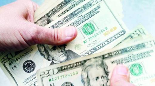 الدولار يتراجع بعد بيانات أقل من المتوقع لنشاط القطاع الخاص الأمريكي