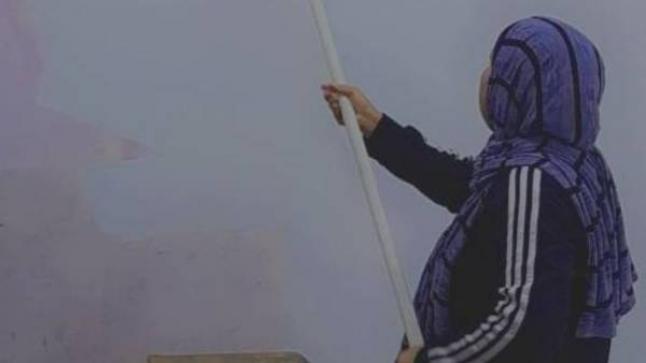 معلمة أردنية تستقبل تلاميذها بطلاء الفصل
