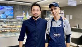 ولي العهد الأردني يهنئ «عامل الحلويات» المتفوق في الثانوية