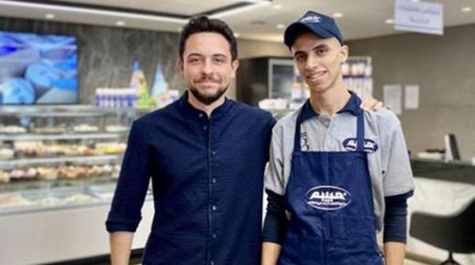 ولي العهد الأردني يهنئ «عامل الحلويات» المتفوق في الثانوية