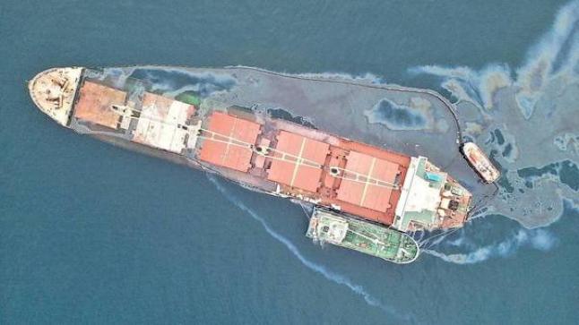 (بالصور) تمدد التسرب النفطي من سفينة جانحة قبالة جبل طارق
