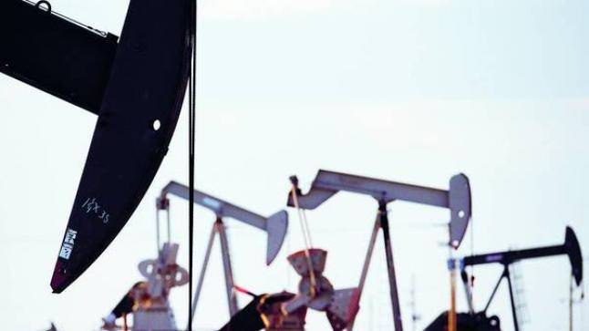 النفط يفقد 3% في أسبوع «تسعير حرب الطاقة»