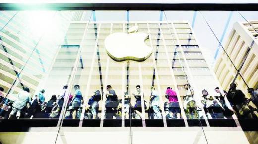 لماذا لم تتأثر أسعار هواتف «أبل» الجديدة بالتضخم؟