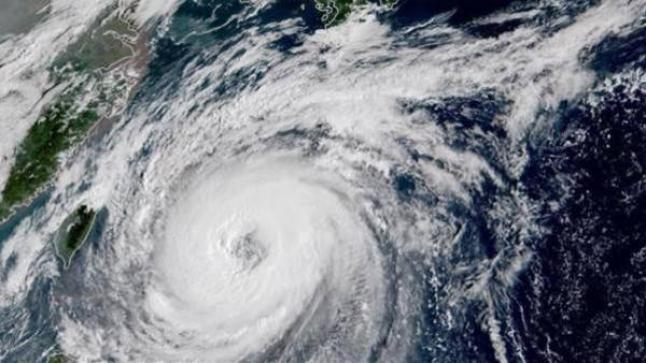 إعصار «قوي جداً» يقترب من اليابان.. والسلطات تدعو السكان للاحتماء