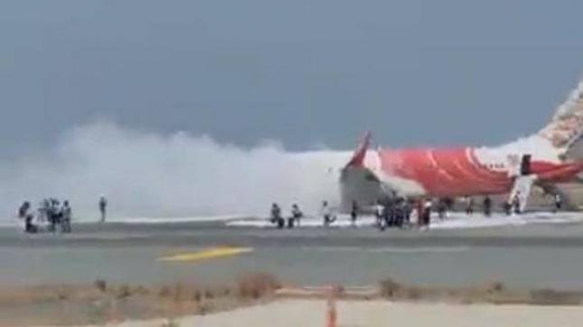 فيديو| إجلاء ركاب طائرة هندية في مطار مسقط بعد اندلاع حريق