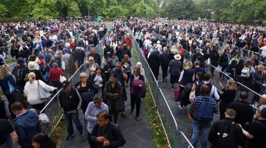 حشود في لندن لوداع الملكة إليزابيث الثانية