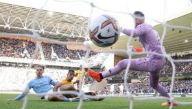 مانشستر سيتي يتصدر الدوري الإنجليزي بثلاثية في ولفرهامبتون