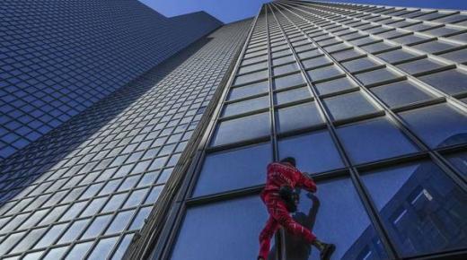 بعد بلوغه الستين.. «الرجل العنكبوت» يتسلق ناطحة سحاب فرنسية