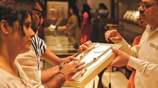 الأسواق تترقب قرارات الفائدة.. الذهب يرتفع قليلاً إلى 1677 دولاراً