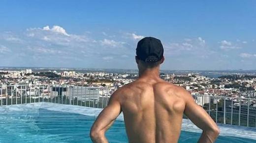 رونالدو في إجازة.. وميسي يحطم رقمه بسجل فريد