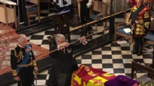 ما هي أسرار «كسر العصا» فوق تابوت الملكة إليزابيث الثانية؟