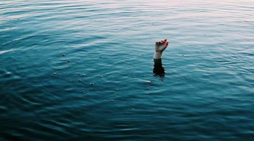 حلم بإطعام أطفاله.. فكان البحر أسبق بابتلاعهم جميعاً