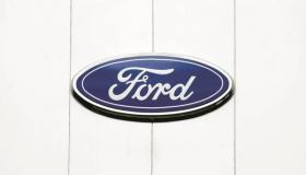 مركبات «فورد» بلا شعار بسبب أزمة سلاسل التوريد